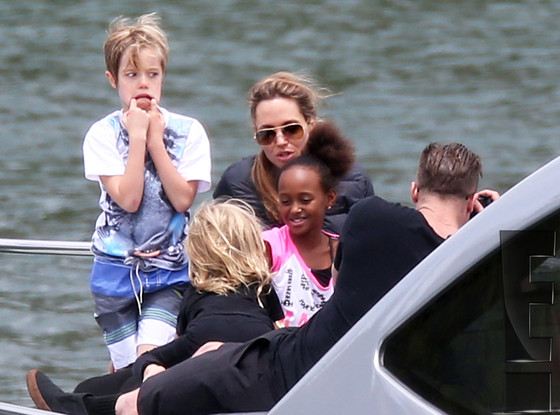 Brad Pitt, Angelina Jolie, Maddox, Zahara, Shiloh, Pax, Knox, Vivienne, EMBARGOED to 5pm PCT 12.05 Brad Pitt, Angelina Jolie, Maddox, Zahara, Shiloh, Pax, Knox, Vivienne, EMBARGOED to 5pm PCT 12.05